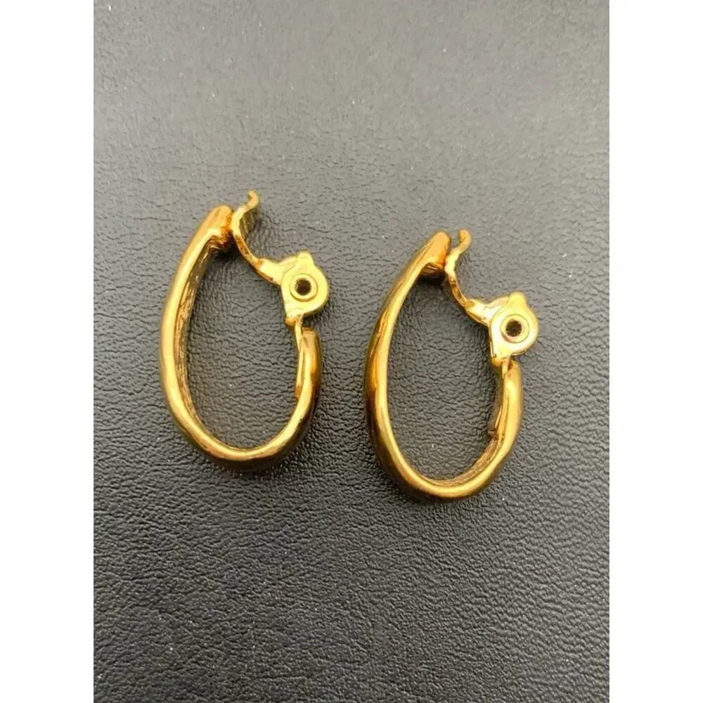 Vintage MONET 1960s Goldtone Ribbed Hoop Texture Clip On Earrings Signed - Picture 3 of 6